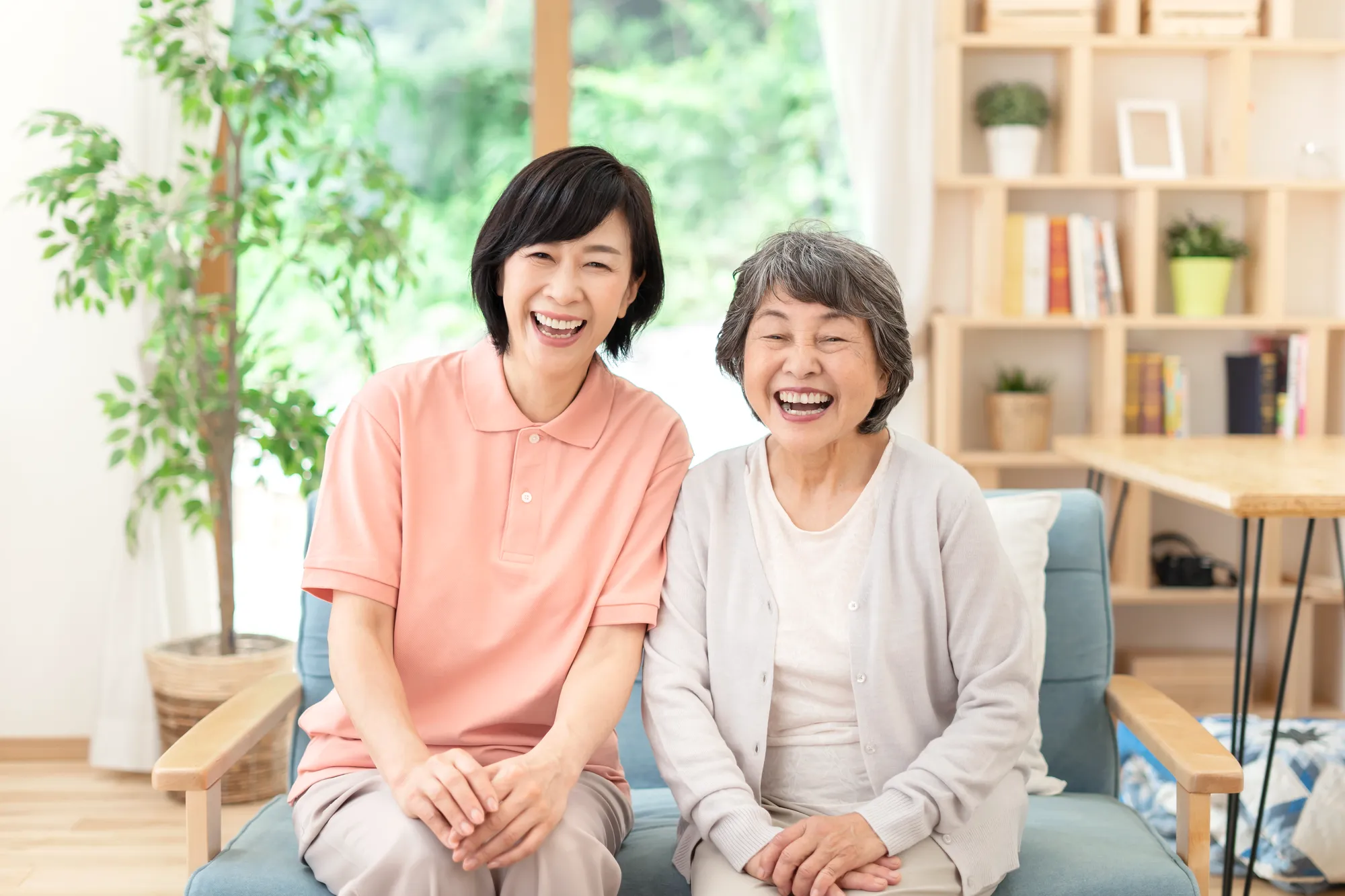 笑顔の介護士と高齢女性の写真