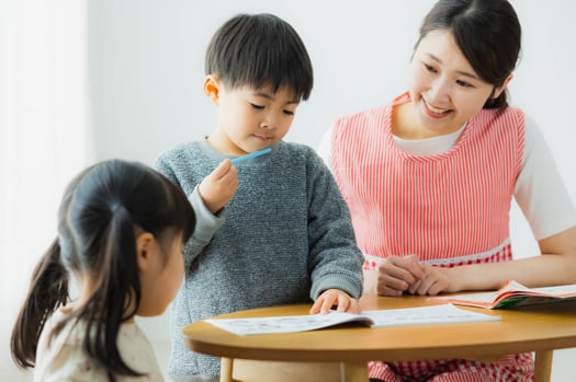 児童と話す職員の写真